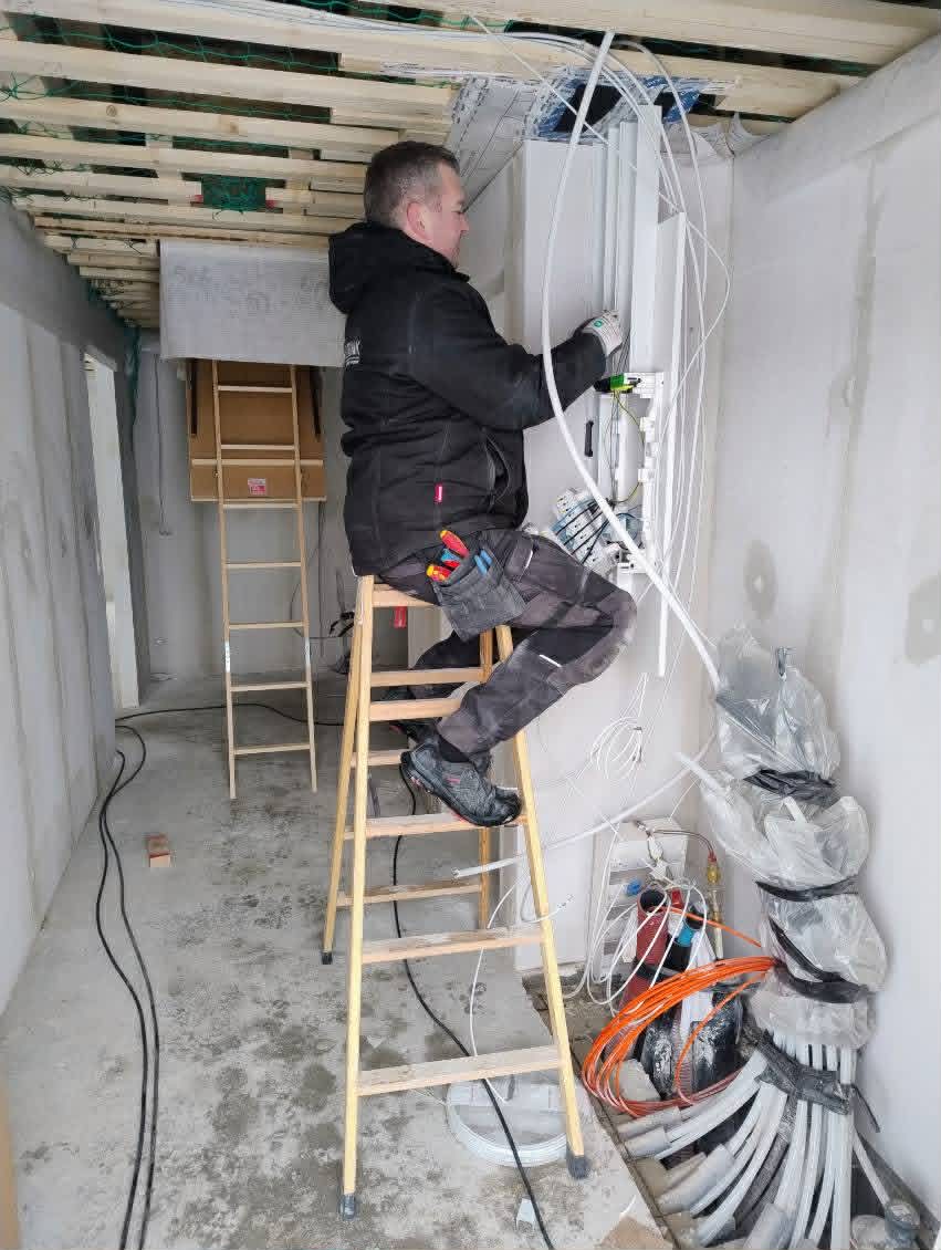 Elektriker fra PH Elteknik i gang med installation på byggeplads.
