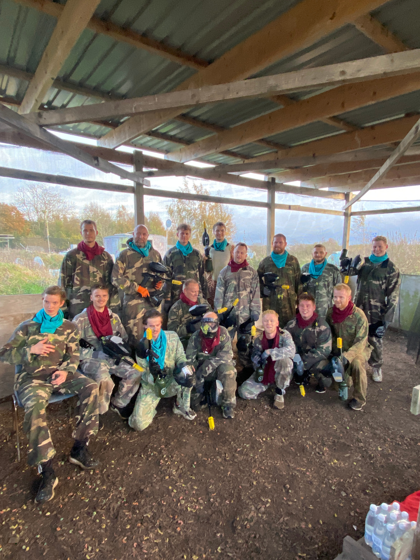 PH Elteknik-holdet samlet til paintball som social aktivitet.