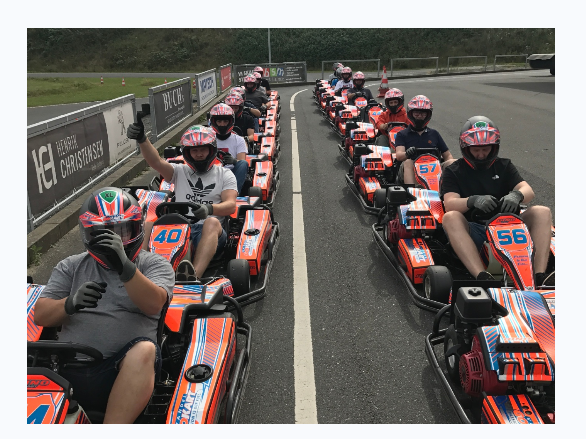 PH Elteknik-holdet på gokartbanen klar til at køre.