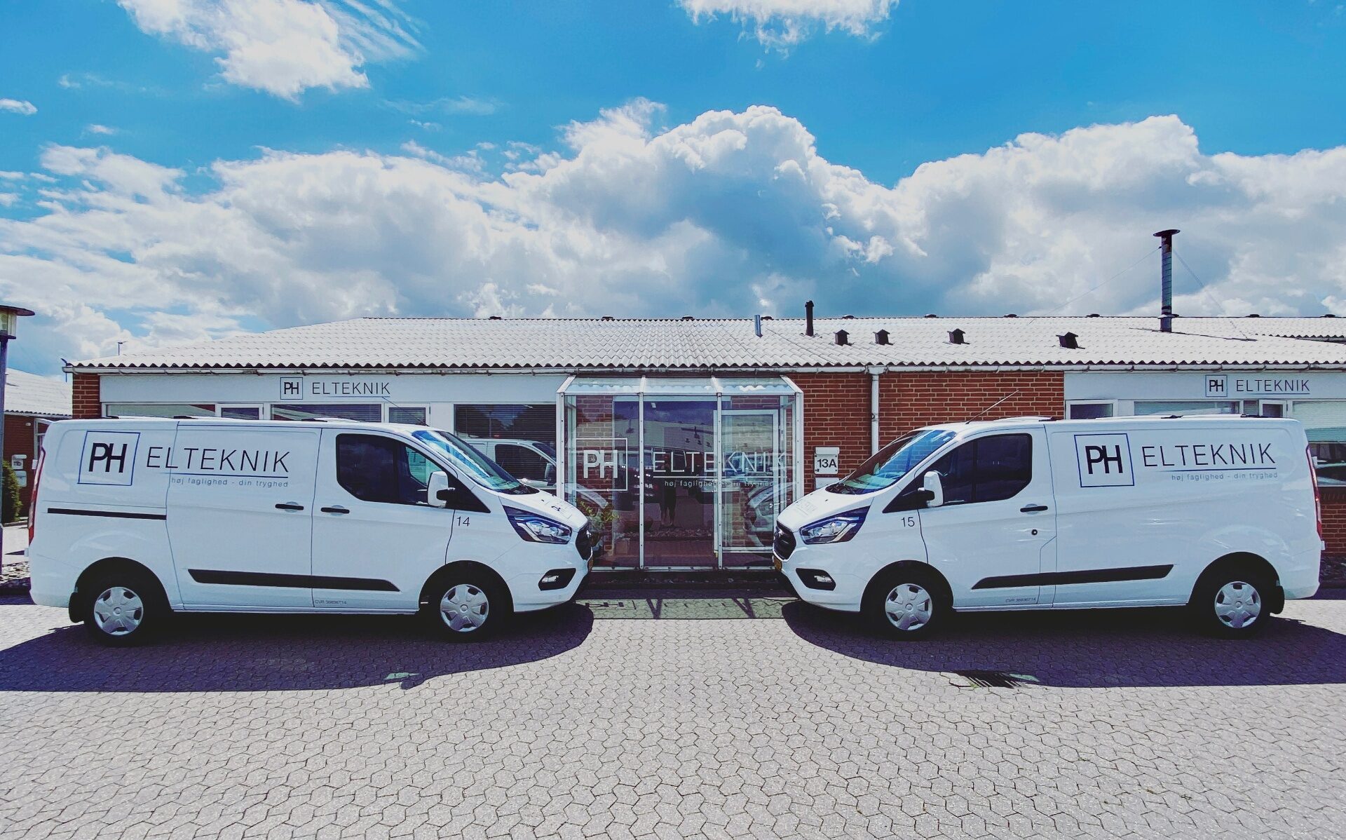 PH Elteknik servicebiler foran kontoret i Odense.